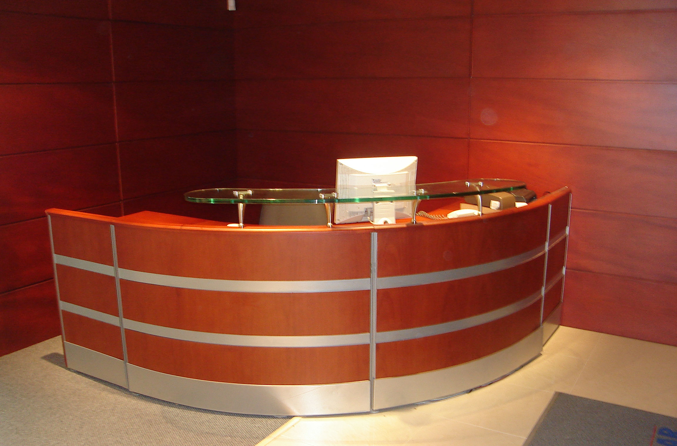 RECEPCIÓN CURVA EN MADERA