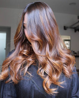 Balayage e colore su misura dai nostri hairstylist esperti nei saloni Nujé di Udine e Portogruaro