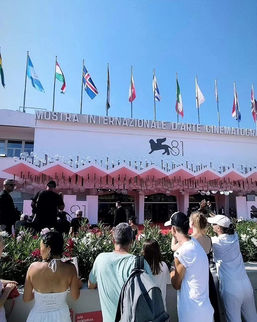 Studenti della Nujé Academy di Udine al lavoro con trucco e hairstyling dietro le quinte della Mostra del Cinema di Venezia