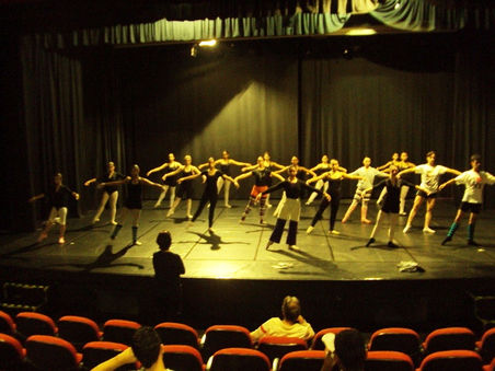 O que fazer antes de entrar no palco? Como aquecer para dançar?
