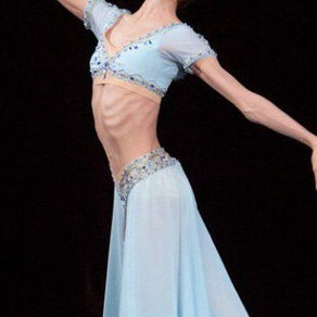 A bailarina acha que está saudável por estar num IMC considerado saudável, mas não está!