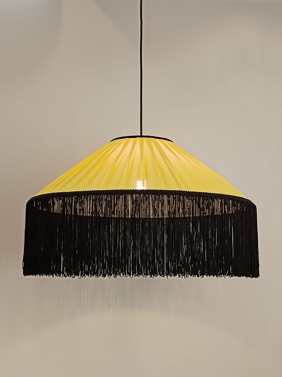 Μικρογραφία: Elegant yellow pendant lamp with black fringe trim