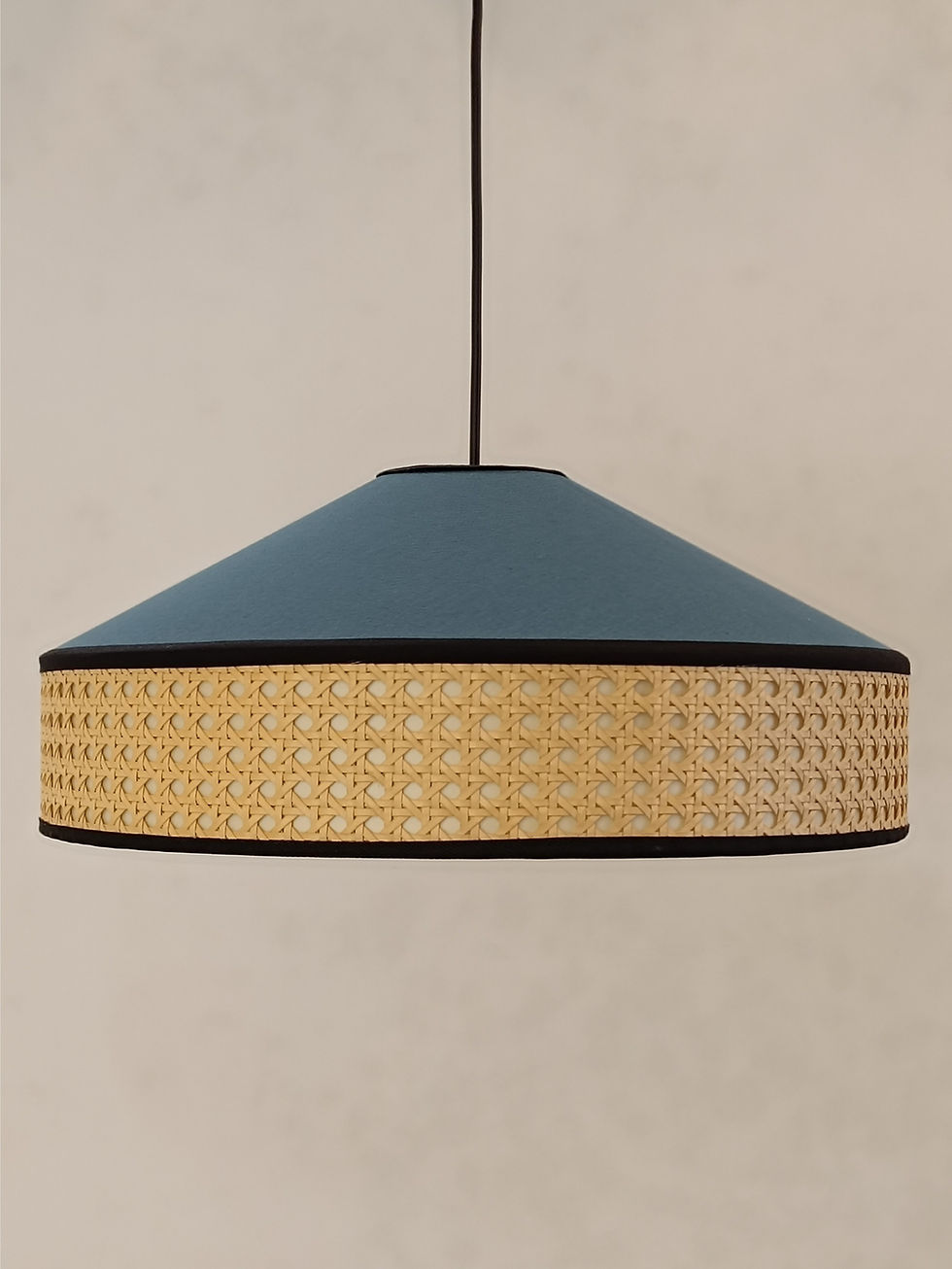 Μικρογραφία: Blue and beige lampshade with woven base
