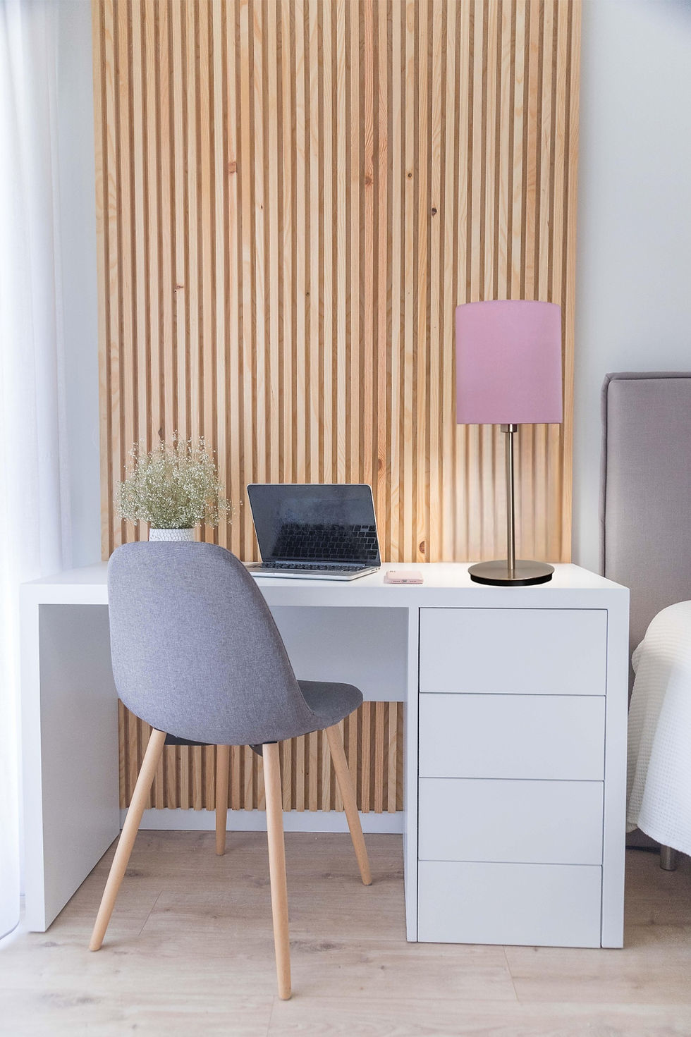Μικρογραφία: Pink table lamp on wooden desk