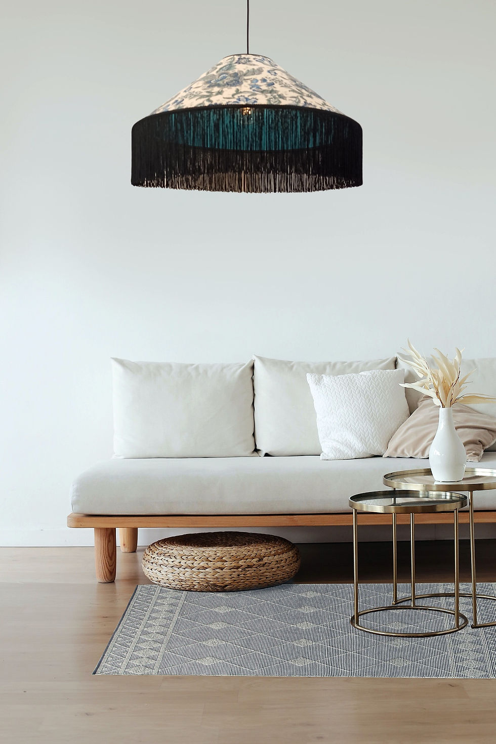 Μικρογραφία: Teal and black fringed lampshade above sofa