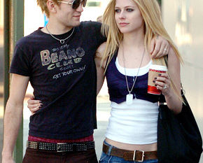 Vocalista de Sum 41 fue amenazado de muerte por fan de Avril Lavigne