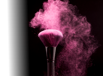 cosmetic-brush-in-cloud-of-pink-powder-o