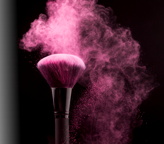 cosmetic-brush-in-cloud-of-pink-powder-o