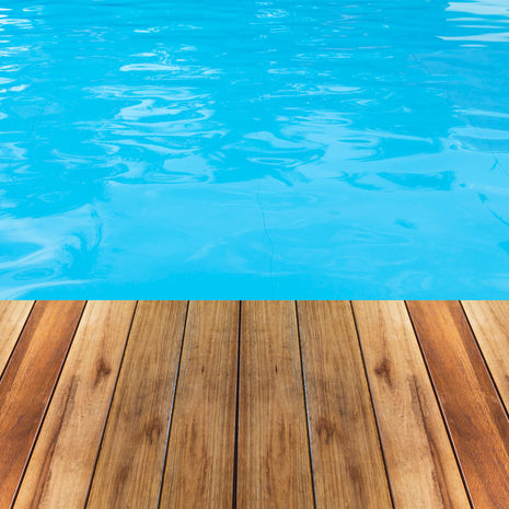 דק עץ לבריכה