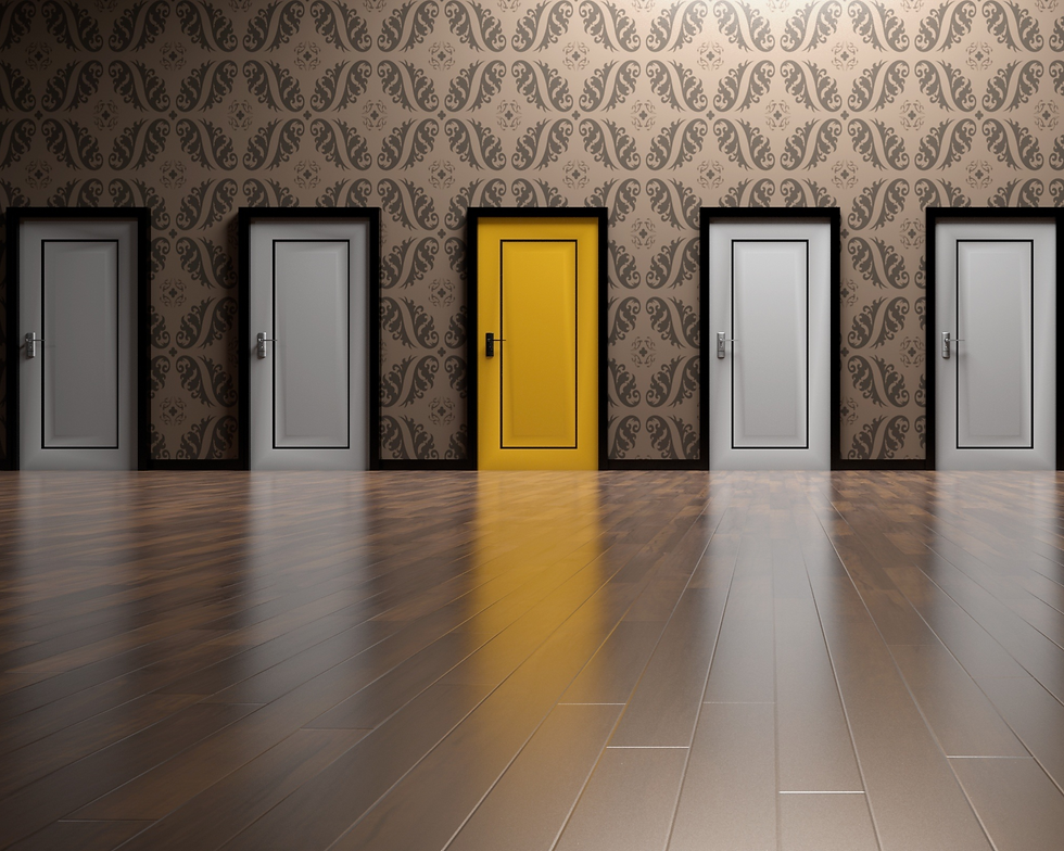 Cinq-portes-disposées-en-ligne-choix-de-la-porte-jaune-lumineuse-au-centre
