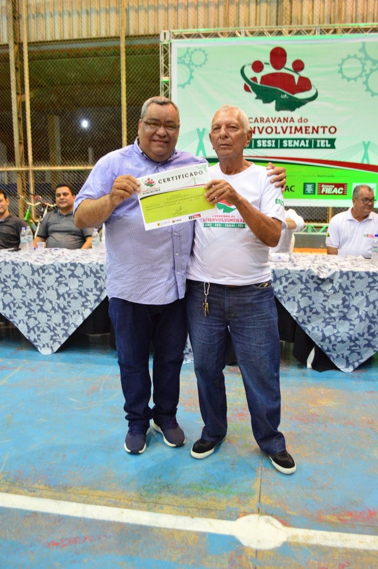 Seu Floriano, recebendo o certificado das mãos do prefeito Mazinho Serafim