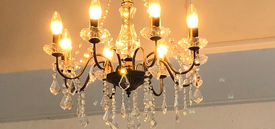 茨城県の漢方相談薬局の店内、シャンデリア