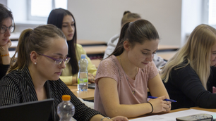 Vláda schválila dva nové programy na podporu VŠ vzdělávání