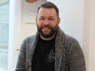 Jak funguje dramaterapie a komu může pomoci? | Rozhovor s Jakubem Vávrou