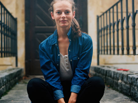 Ona nosí sluchadla a to WOW není