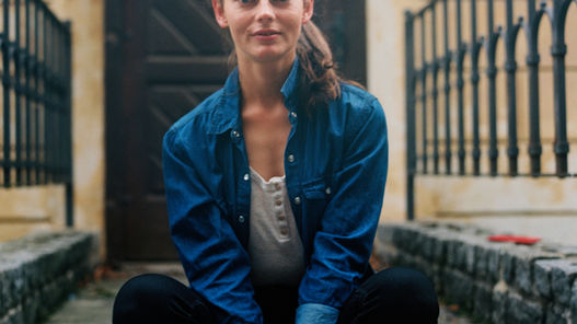 Ona nosí sluchadla a to WOW není