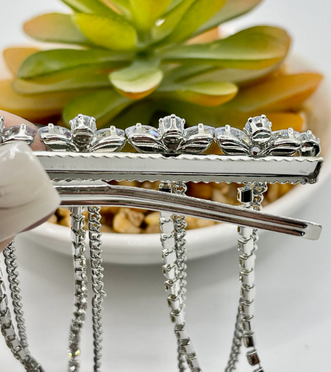 Thumbnail: Fringe Chain Alligator Hair Clip