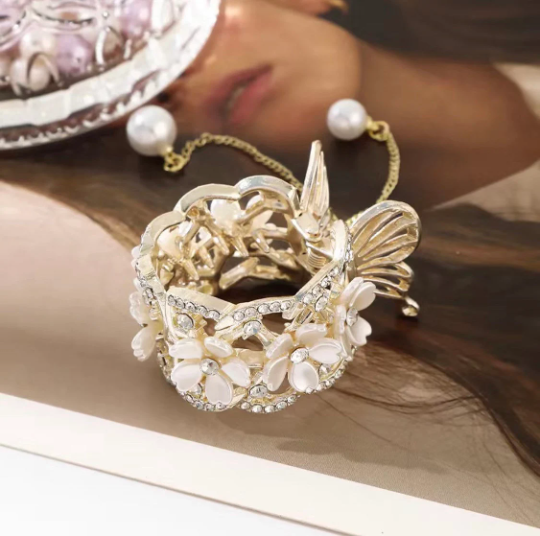 Thumbnail: Vintage Golden Metal Ponytail Hair Clip 