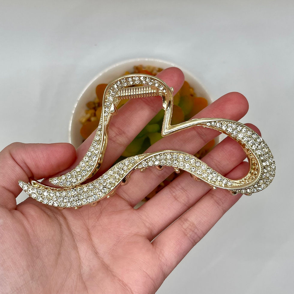 Thumbnail: Golden Rhinestone Heart Hair Claw Clip