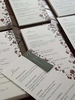 Minuta de boda con detalle de nombre escrito a mano