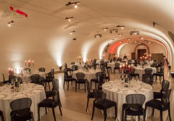 Le Caveau René Lalou avec des tables rondes et élégants à la Maison de Champagne Mumm