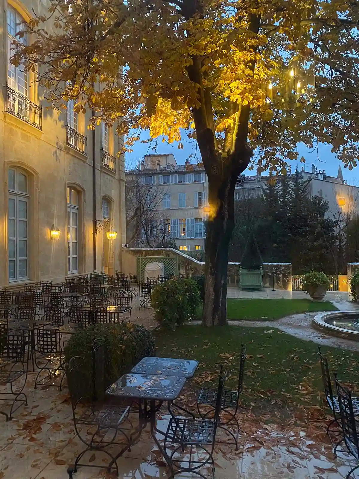Cour de Caumont - Centre d'Art à Aix-en-Provence, au crépuscule, avant un événement.