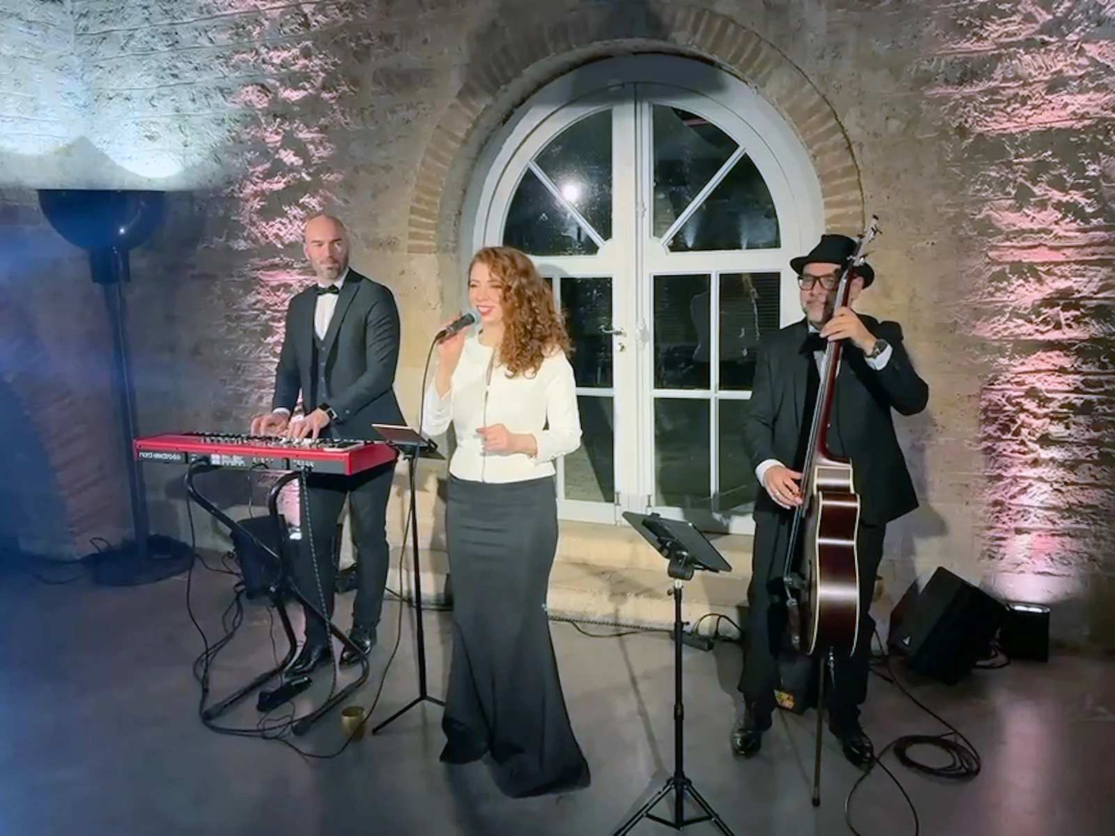 Trio Little Star Paris en concert lors d’un cocktail corporate à Bordeaux, chanteuse, clavier et contrebasse.
