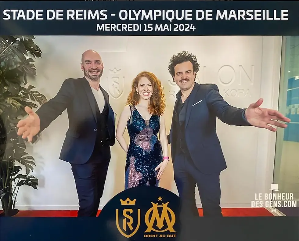 Trois personnes élégantes souriantes posent sur un tapis rouge. Trio de musique live Little Star Paris à Reims.