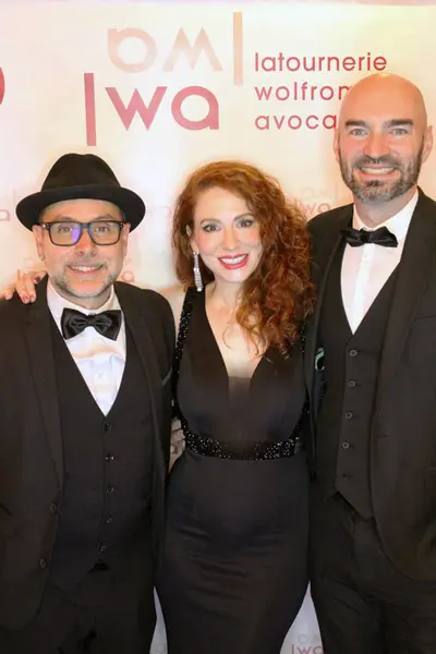 Groupe de musique live Little Star Paris, un trio élégant et énergique composé d'un contrebassiste, d'une chanteuse et d'un pianiste pour vos soirées privées à Paris, Reims et dans toute la France.