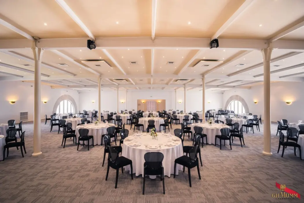 Salle Cordon avec des tables rondes