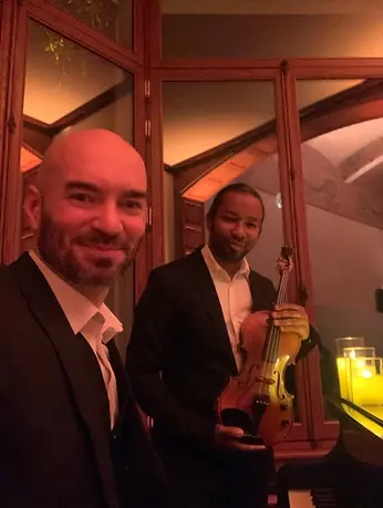 Le pianiste et le violoniste du Little Star Paris, groupe d'animation musicale, en duo à la Maison de Champagne Taittinger