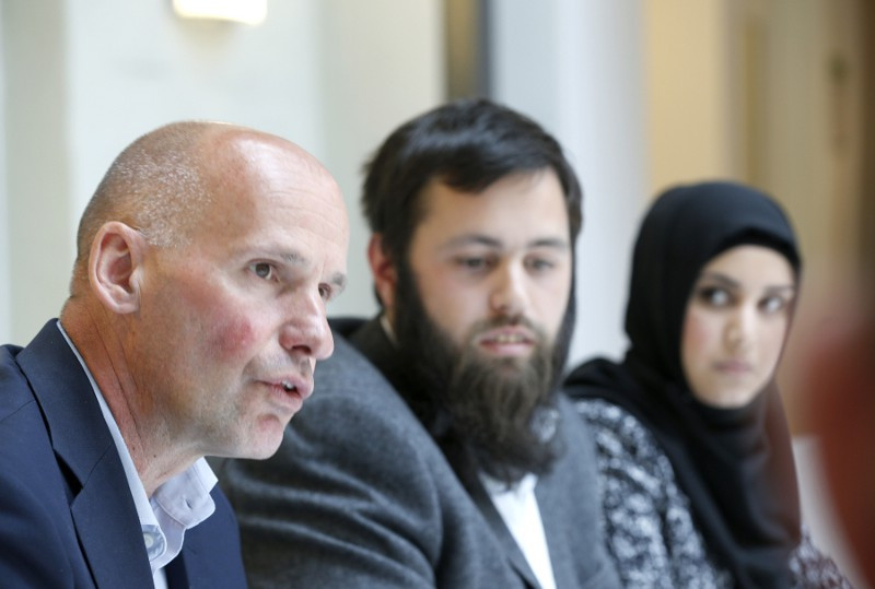 tyreleder Geir Lippestad, sammen med stifterne Yousef Bartho Assidiq og Faten Mahdi Al-Hussaini (20) i Just Unity. Foto: Terje Pedersen / NTB scanpix