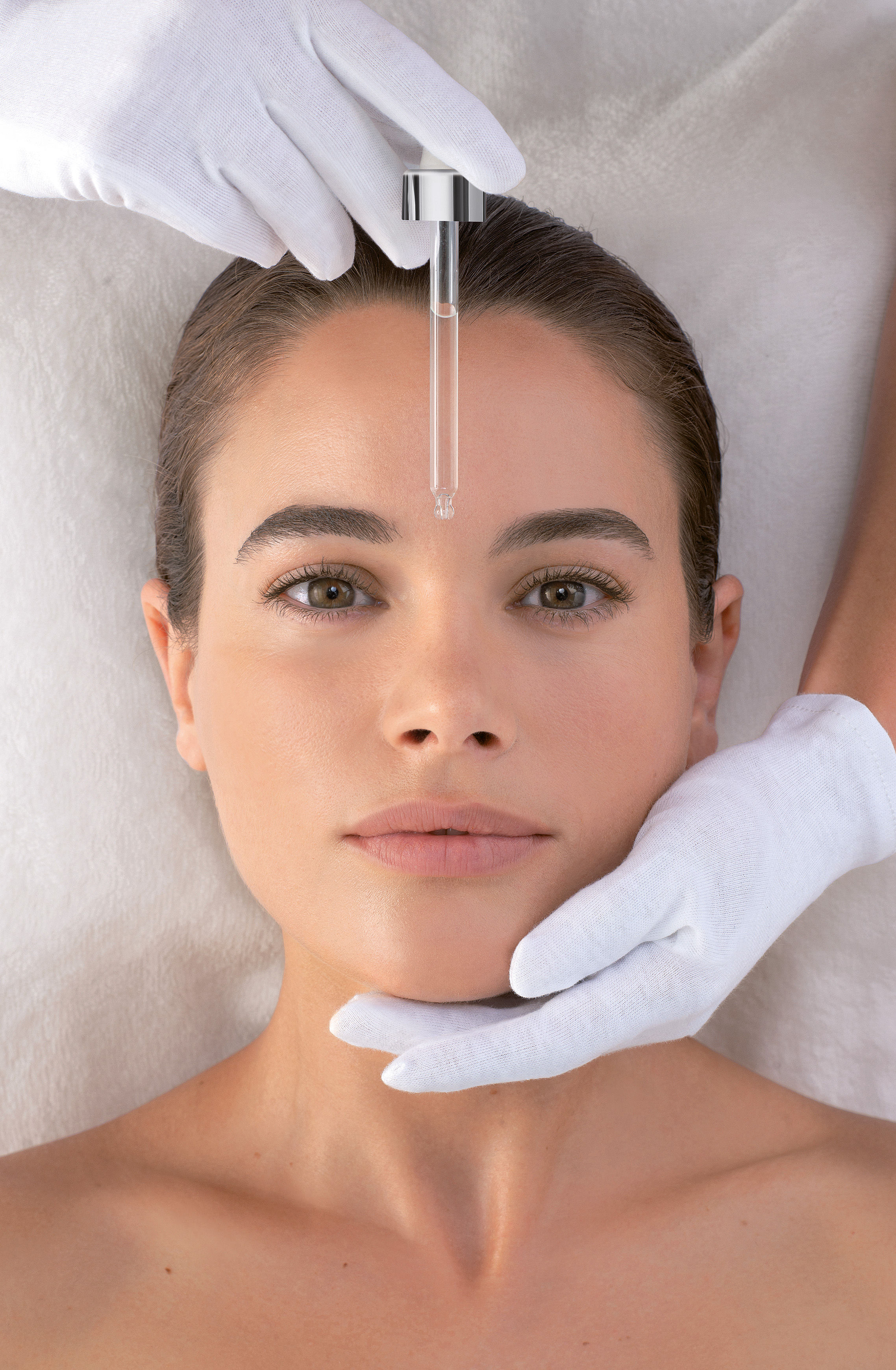 Une femme qui profite d'un peeling du visage