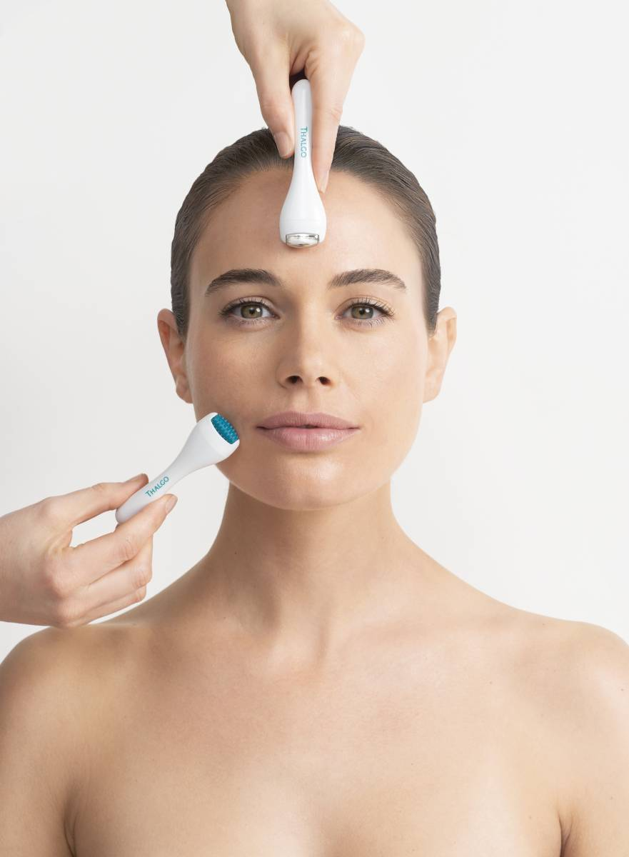 Une femme qui profite d'un soin du visage