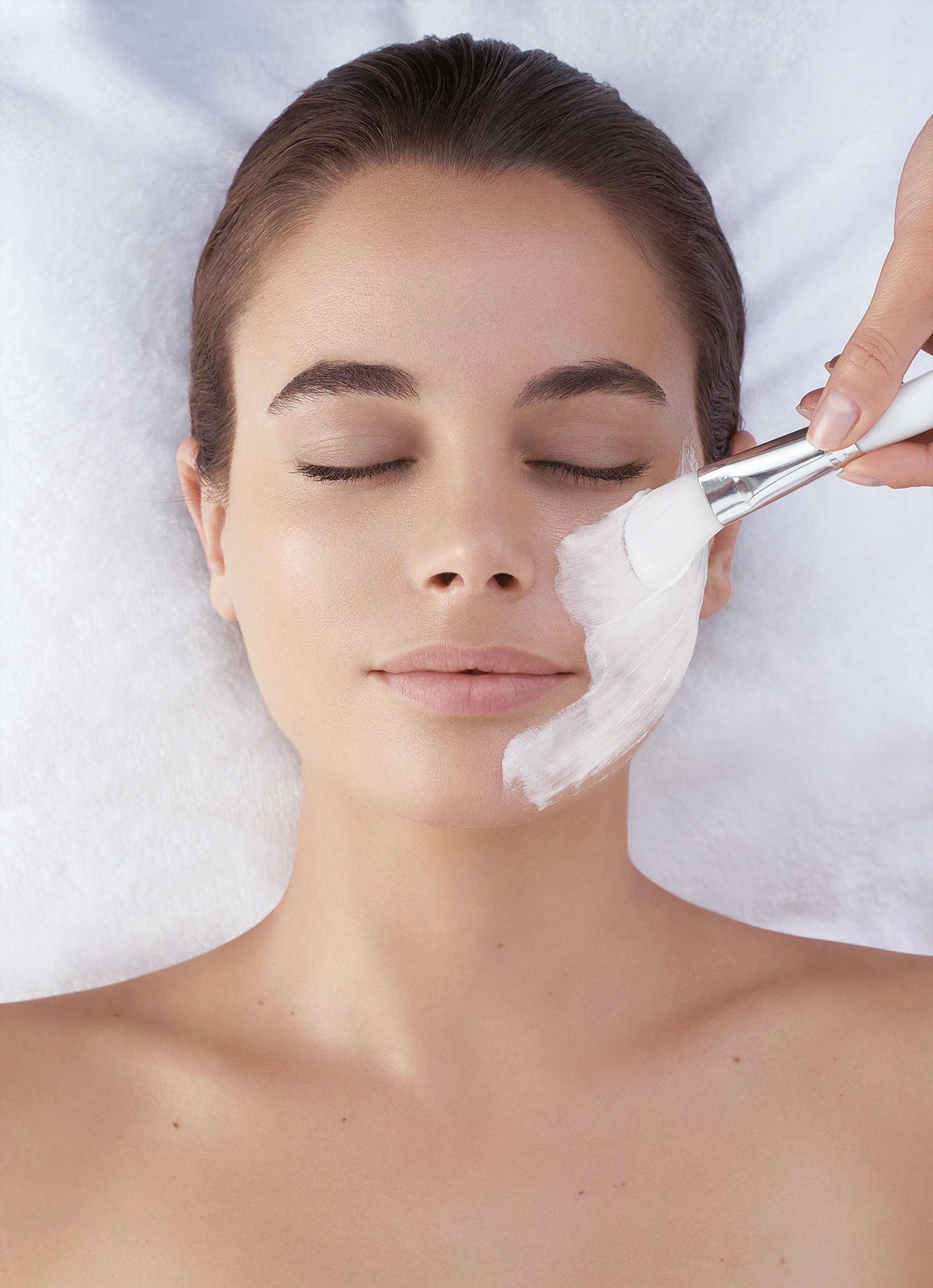 Une femme qui profite d'un soin du visage