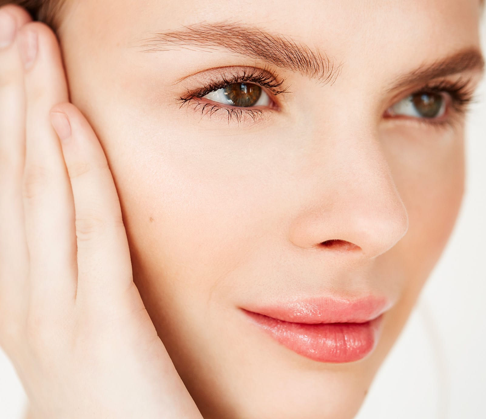 Une femme qui profite d'un soin du visage