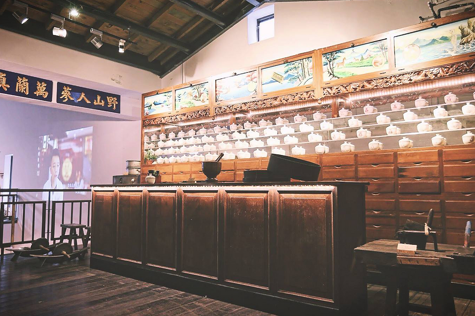 在登義傳藝店內的二樓,我們還構築了「漢藥文化館」這樣的一個新場域。 展示了一系列的藥行故事與歷史物件,藉由新的場域與方式來演繹、詮釋,讓漢藥文化的發展,以一種融入當代的生活樣貌,立足於台灣這塊土地上。 希望能讓漢藥文化透過場域的渲染,讓每一位來訪的遊客朋友們可以更親近草藥、接近漢方、了解這份在台灣土地上特別的情感文化,傳遞給大家對於漢方文化的溫暖體驗與珍貴的收穫。