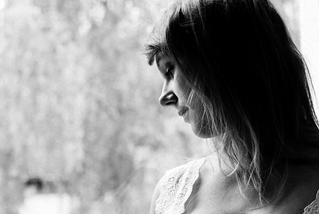 Romy portrait home shooting photographed by Anja Schwenke alias PHOTO MOTIF