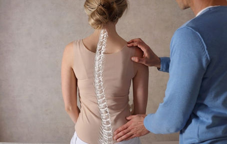 Scoliosi e Allenamento: Una Guida Professionale per un Fitness Sicuro e Mirato