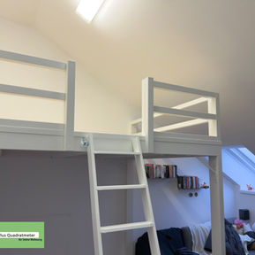 Weiß lackiertes Hochbett von Plus Quadratmeter