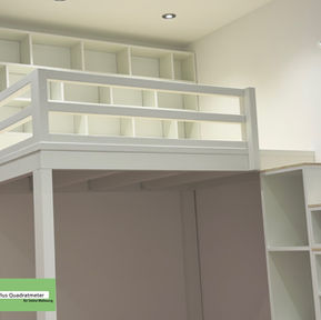 Hochbett in Weiß lackiert mit Treppe und Regalen nach Maß