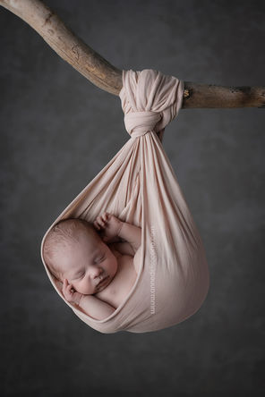 Photographie artistique de nouveau-né suspendu – studio naissance à Marseille