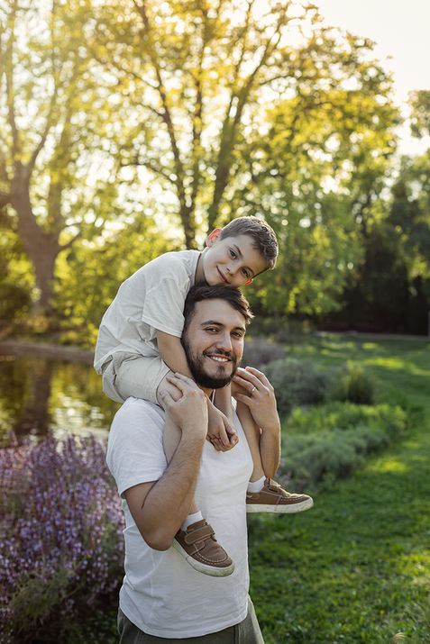 Papa et fils câlin séance photo extérieur Marseille