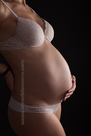 ventre de femme enceinte, profil ventre rond éclairage de studio