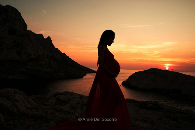 Photographe maternité extérieur Marseille femme enceinte séance photo en extérieur bord de mer Marseille