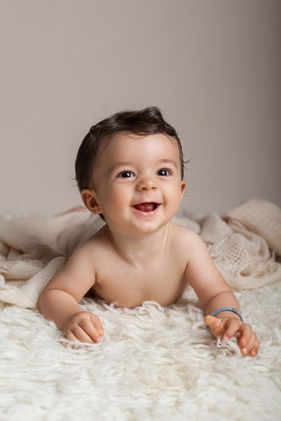 portrait de petit garçon 9 mois souriant, séance photo en studio Marseille
