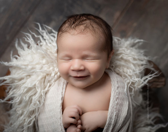 photographe naissance à Marseille - bébé souriant