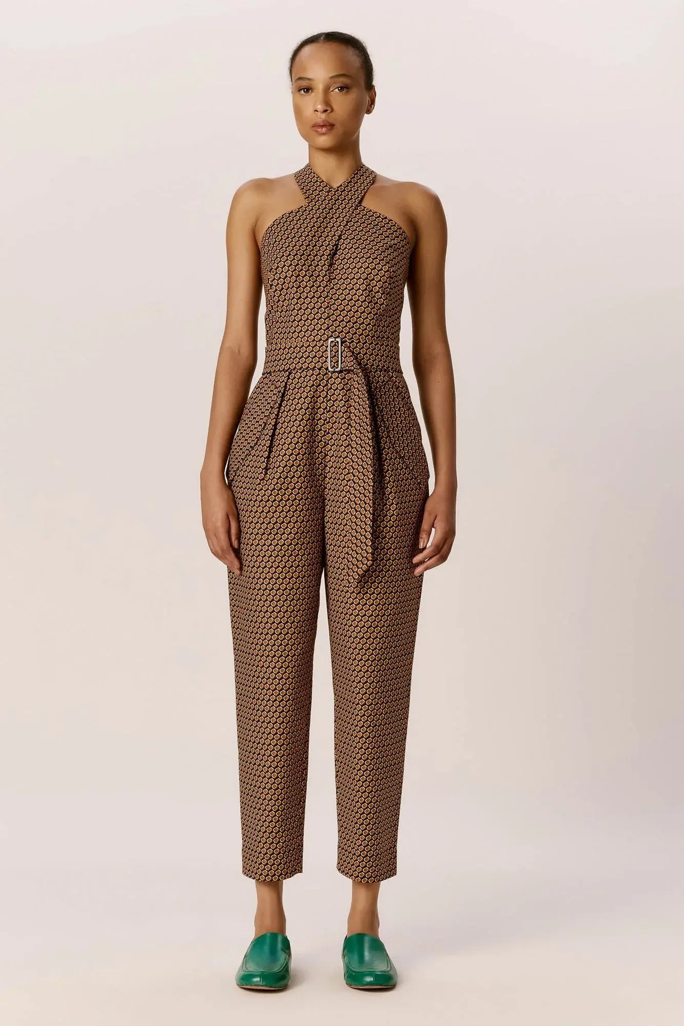 Macacão Decote Cruzado Pregas Favo Café Andrea Marques