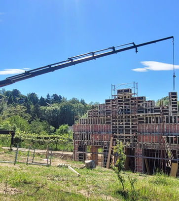 gelber LKW der Baumaterial aufpackt