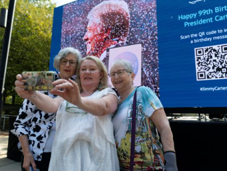 (10.2.23) 99세 생일 맞은 카터, 축하 행사 '깜짝 등장'… "TV 뉴스 챙겨 볼 정도"